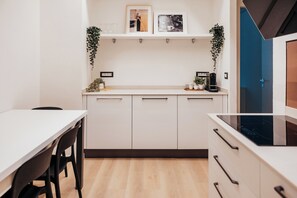 Réfrigérateur, four à micro-ondes, surface de cuisson, lave-vaisselle