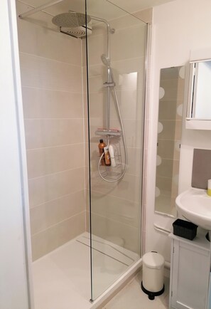 Douche, sèche-cheveux, serviettes fournies, savon