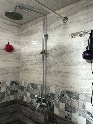 SĂšche-cheveux, serviettes fournies, savon, papier toilette