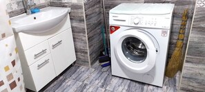 Haartrockner, Handtücher, Seife, Toilettenpapier