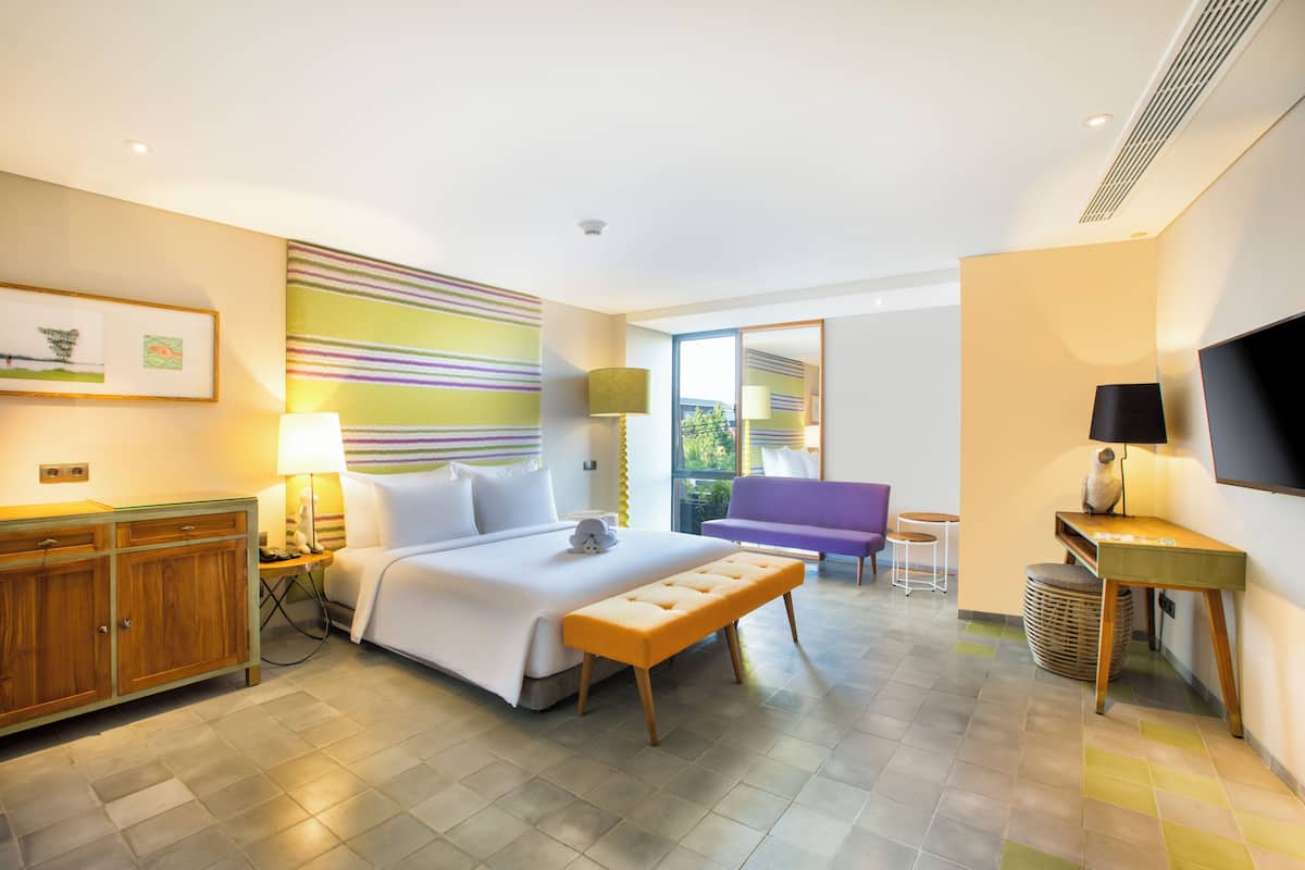 Deluxe Corner | 1 bedroom, premium bedding, in-room safe, desk