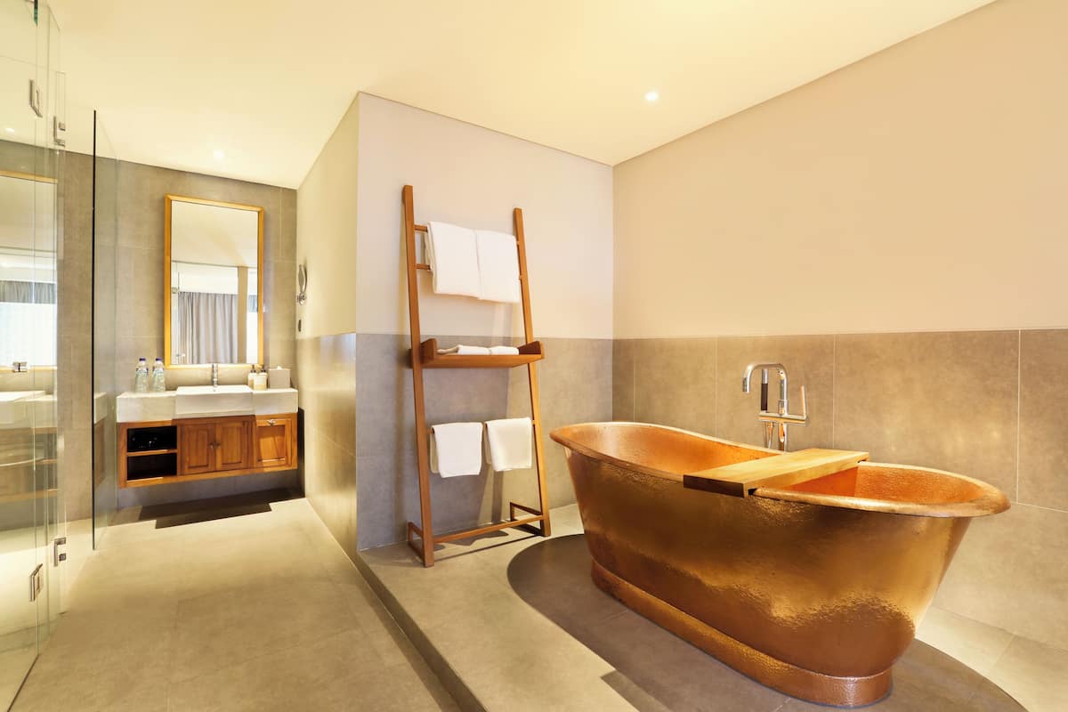Junior Suite | Bathroom | Free toiletries, hair dryer, slippers, towels