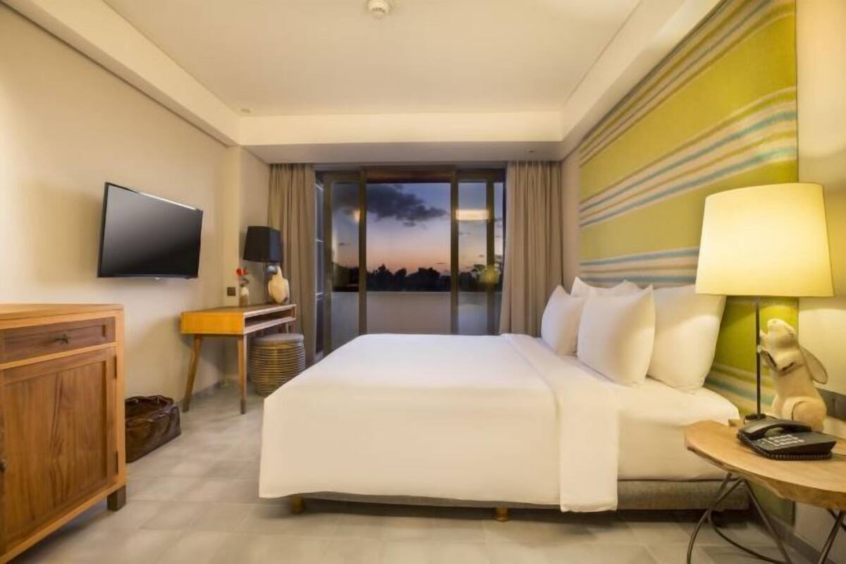 Premium bedding, in-room safe, desk, laptop workspace