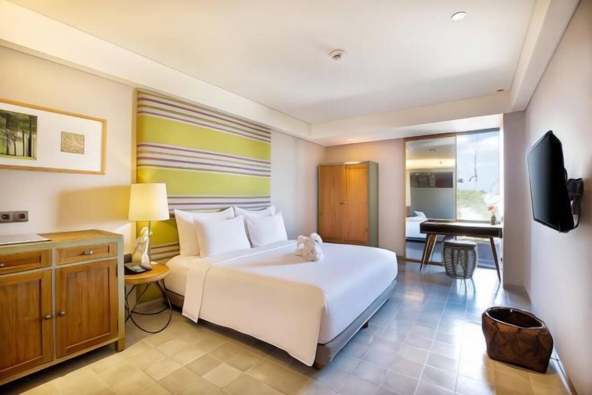 Premium bedding, in-room safe, desk, laptop workspace