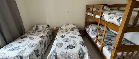 2 bedrooms, iron/ironing board, travel cot, free WiFi