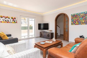 TV - Villa Terramar - Golden & Salty (Guia)