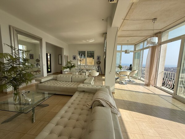 Smart-TV, Tischtennisplatte