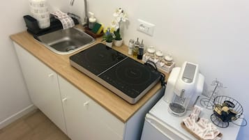 Fridge, microwave, stovetop, coffee/tea maker
