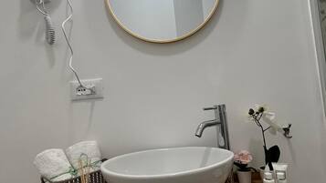SĂšche-cheveux, serviettes fournies, savon, shampoing