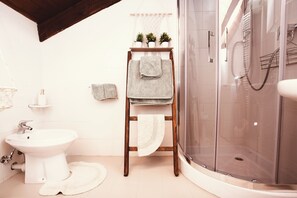 吹风机、毛巾、肥皂、卫生纸