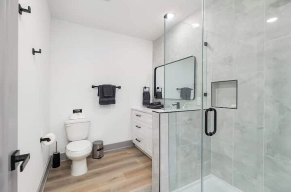 Douche, serviettes fournies, papier toilette