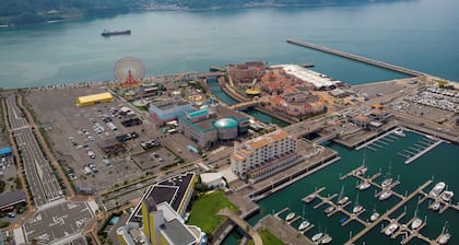 The hotel can accommodate up to 12 people, 132 ㎡ of space, 35 minutes from Kansai Airport, 1 minute walk from Takako Station on the Nankai Main Line, and ideal for exploring Osaka and Wakayama.