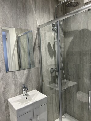 Luxury Twin Room, Ensuite (Front View) | Bathroom