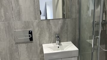 Luxury Twin Room, Ensuite (Front View) | Bathroom | Free toiletries, soap, shampoo, toilet paper