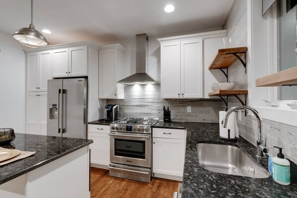 Réfrigérateur, four à micro-ondes, un four, surface de cuisson