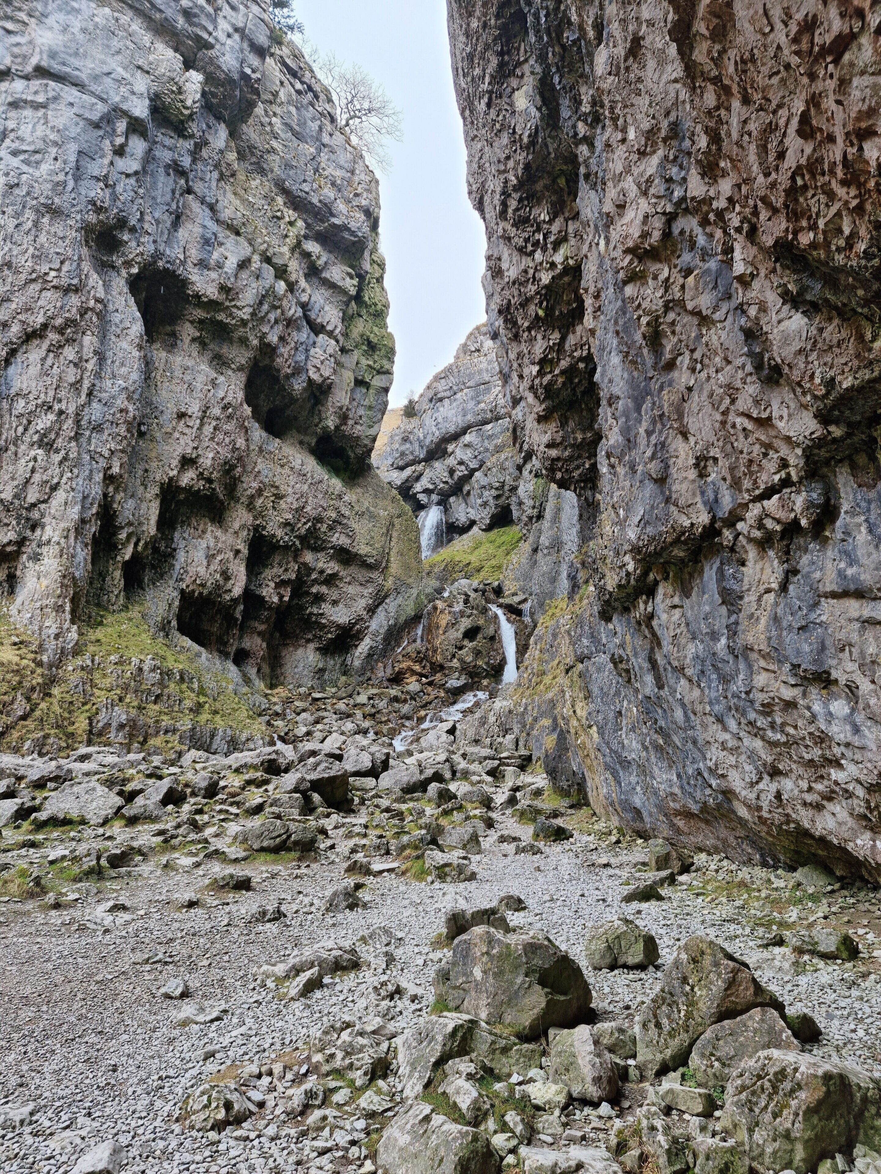 Un terreny rocos amb una cascada.
