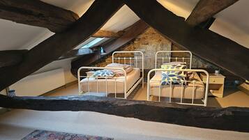 2 bedrooms, desk, WiFi, bed sheets