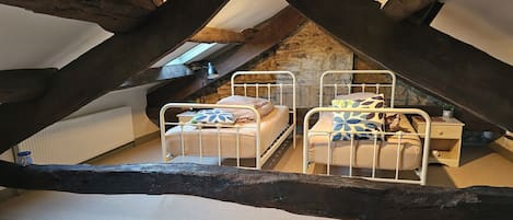 2 bedrooms, desk, WiFi, bed sheets