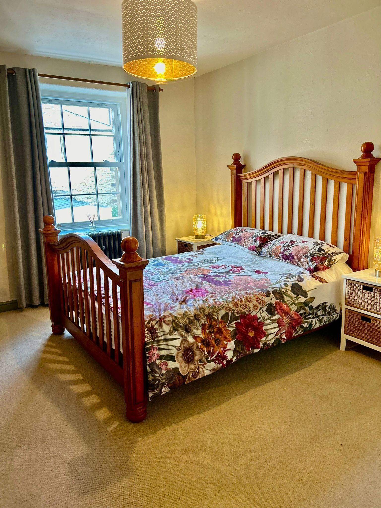 2 多间卧室、办公桌、WiFi、床单