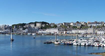 Vacation home, large garden, quiet, near Pointe du Raz and Audierne