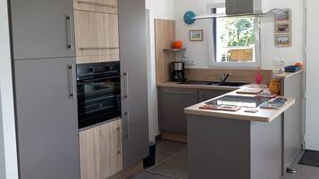 Een koelkast, een microgolfoven, een oven, een kookplaat