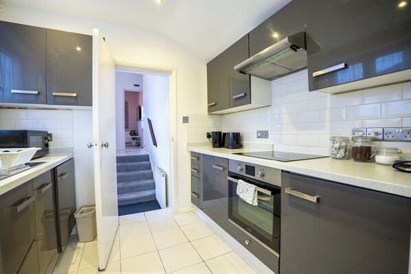 Kühlschrank, Mikrowelle, Ofen, Herdplatte