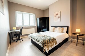 2 Schlafzimmer, Schreibtisch, Bügeleisen/Bügelbrett, kostenloses WLAN