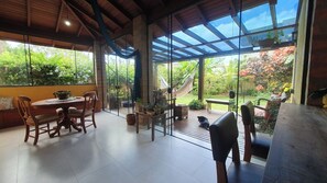 Dining - Cozy house in gated community - Paradise beach of Campeche Floripa. (Campeche Leste Florianópolis)