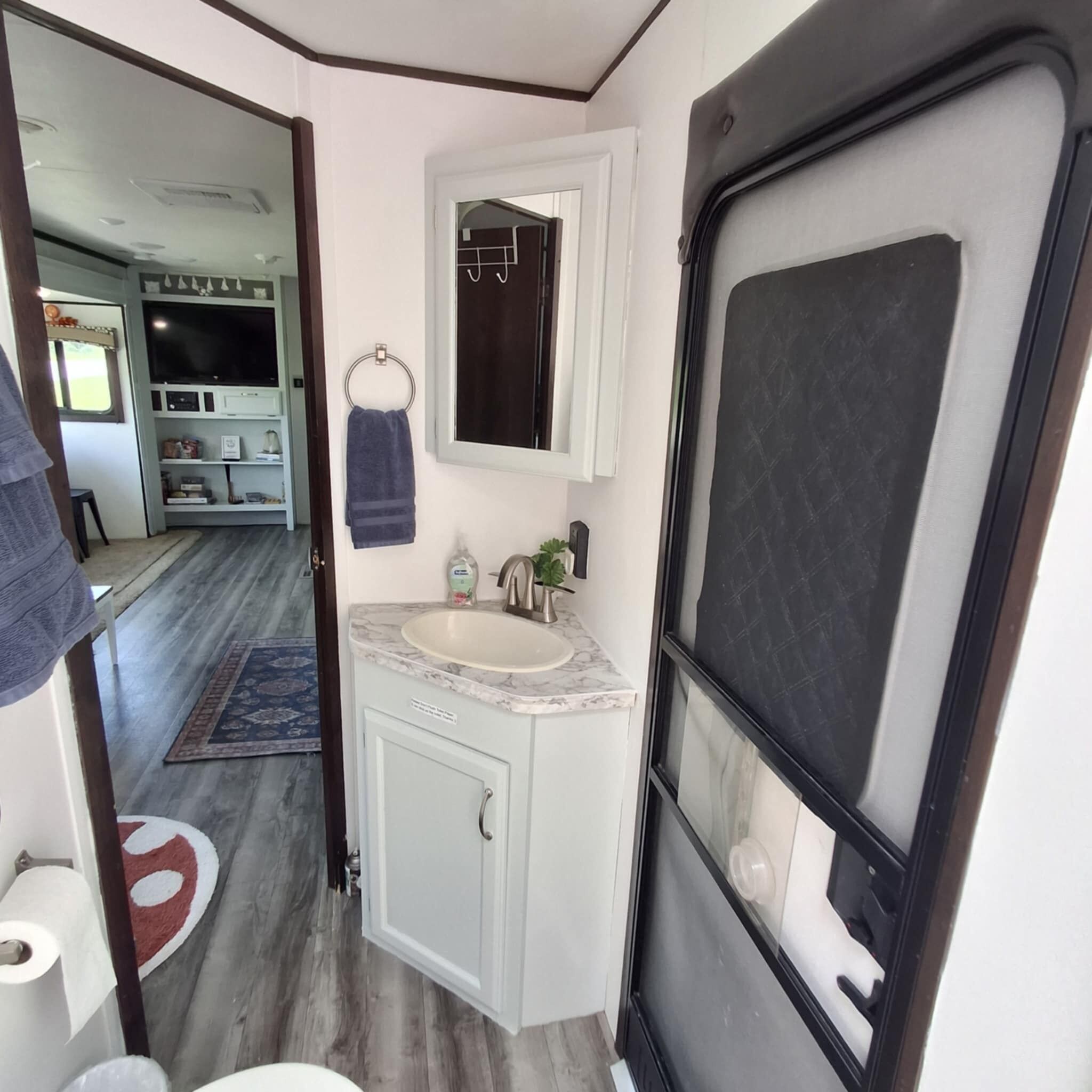 Een douche, handdoeken, zeep, shampoo