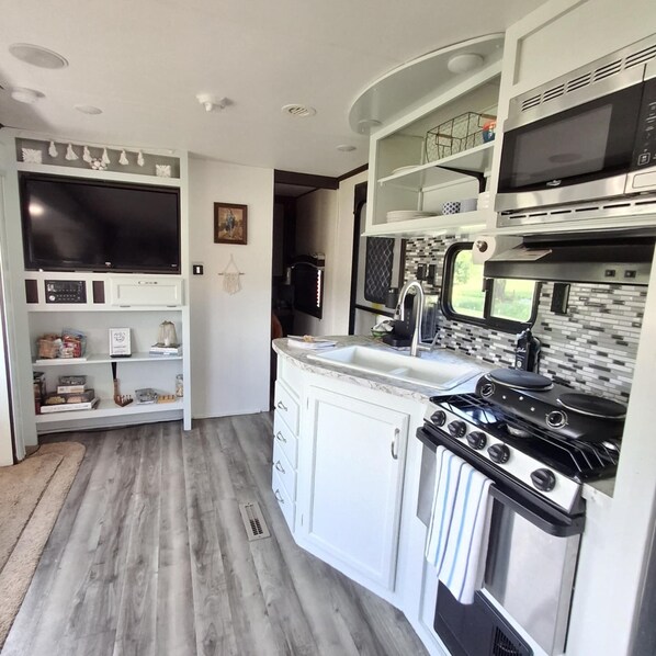 Kjøleskap, mikrobølgeovn, kokeplater og kaffetrakter/tekoker