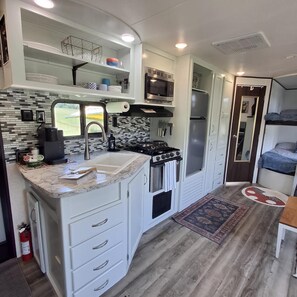 Kühlschrank, Mikrowelle, Herdplatte, Wasserkocher mit Kaffee-/Teezubehör