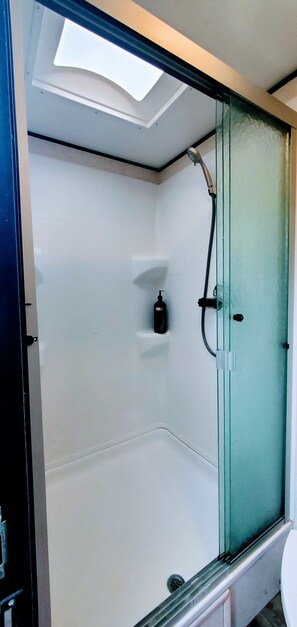 Dusche, Handtücher, Seife, Shampoo