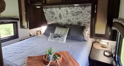 Camp Wee Acres. Cozy camper with beautiful views.