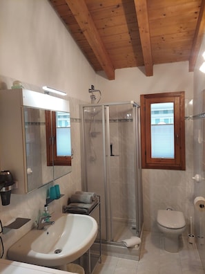 Shower, hair dryer, towels, soap - Apart Dina Lazise, pool, parking, WIFI, KLima, garden, laundry package (Colà)
