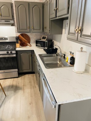 Een koelkast, een microgolfoven, een oven, een kookplaat