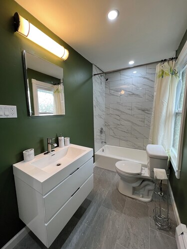 Amazing Deal: Spacious 4-Bed, 2-Bath Duplex Apartment!