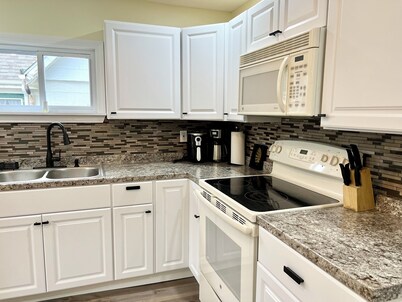 Amazing Deal: Spacious 4-Bed, 2-Bath Duplex Apartment!