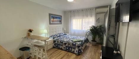 1 habitación, tabla de planchar con plancha, wifi gratis y ropa de cama