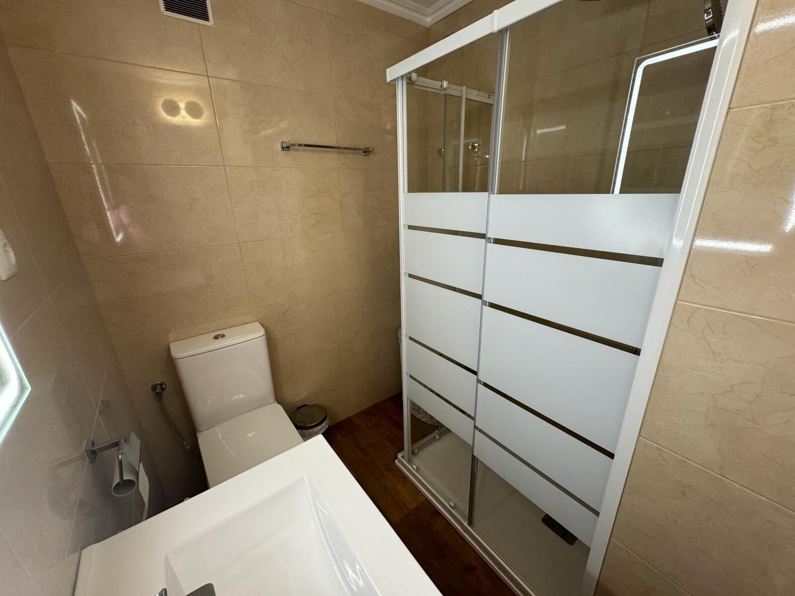 Een douche, een haardroger, handdoeken, zeep