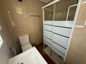 Dusj, hårføner, håndklær og såpe