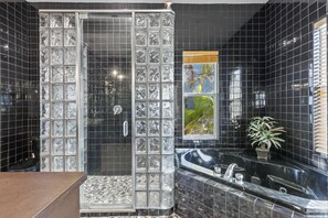 Dusche, Whirlpool, Haartrockner, Handtücher
