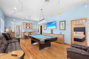 Games room - BIG 4/4: OCEAN VIEW+ROOFTOP DECK+ SWIMSPA+POOL TABLE+PUTTING GREEN-SLEEPS 13!!! (Bradenton Beach)