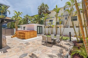 Outdoor dining - BIG 4/4: OCEAN VIEW+ROOFTOP DECK+ SWIMSPA+POOL TABLE+PUTTING GREEN-SLEEPS 13!!! (Bradenton Beach)