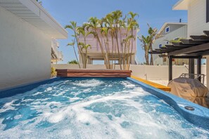 Terrace/patio - BIG 4/4: OCEAN VIEW+ROOFTOP DECK+ SWIMSPA+POOL TABLE+PUTTING GREEN-SLEEPS 13!!! (Bradenton Beach)