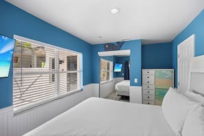 4 bedrooms, desk, iron/ironing board, travel cot - BIG 4/4: OCEAN VIEW+ROOFTOP DECK+ SWIMSPA+POOL TABLE+PUTTING GREEN-SLEEPS 13!!! (Bradenton Beach)