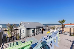 Terrace/patio - BIG 4/4: OCEAN VIEW+ROOFTOP DECK+ SWIMSPA+POOL TABLE+PUTTING GREEN-SLEEPS 13!!! (Bradenton Beach)