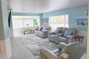 Interior - BIG 4/4: OCEAN VIEW+ROOFTOP DECK+ SWIMSPA+POOL TABLE+PUTTING GREEN-SLEEPS 13!!! (Bradenton Beach)