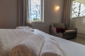 Tremannsrom | Safe på rommet, blendingsgardiner og strykejern/-brett