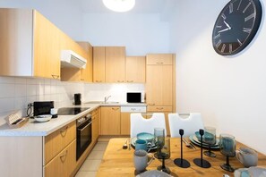 Fridge, microwave, oven, stovetop - The Blue Wall near the U2 (Viena)