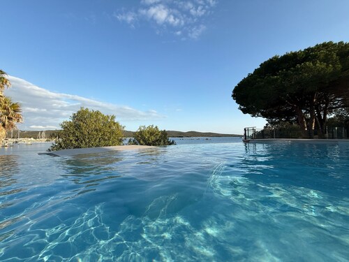 South Corsica, cosy T3 air-conditioned, direct access to the sea, feet in the water